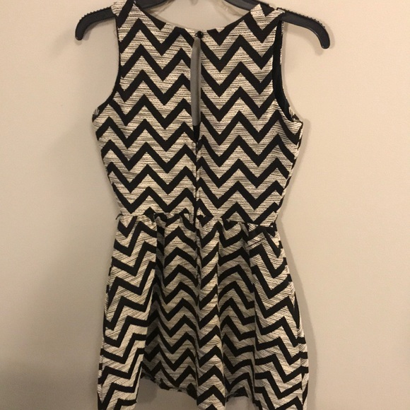 Black and cream chevron flared dress- XS - Picture 2 of 5